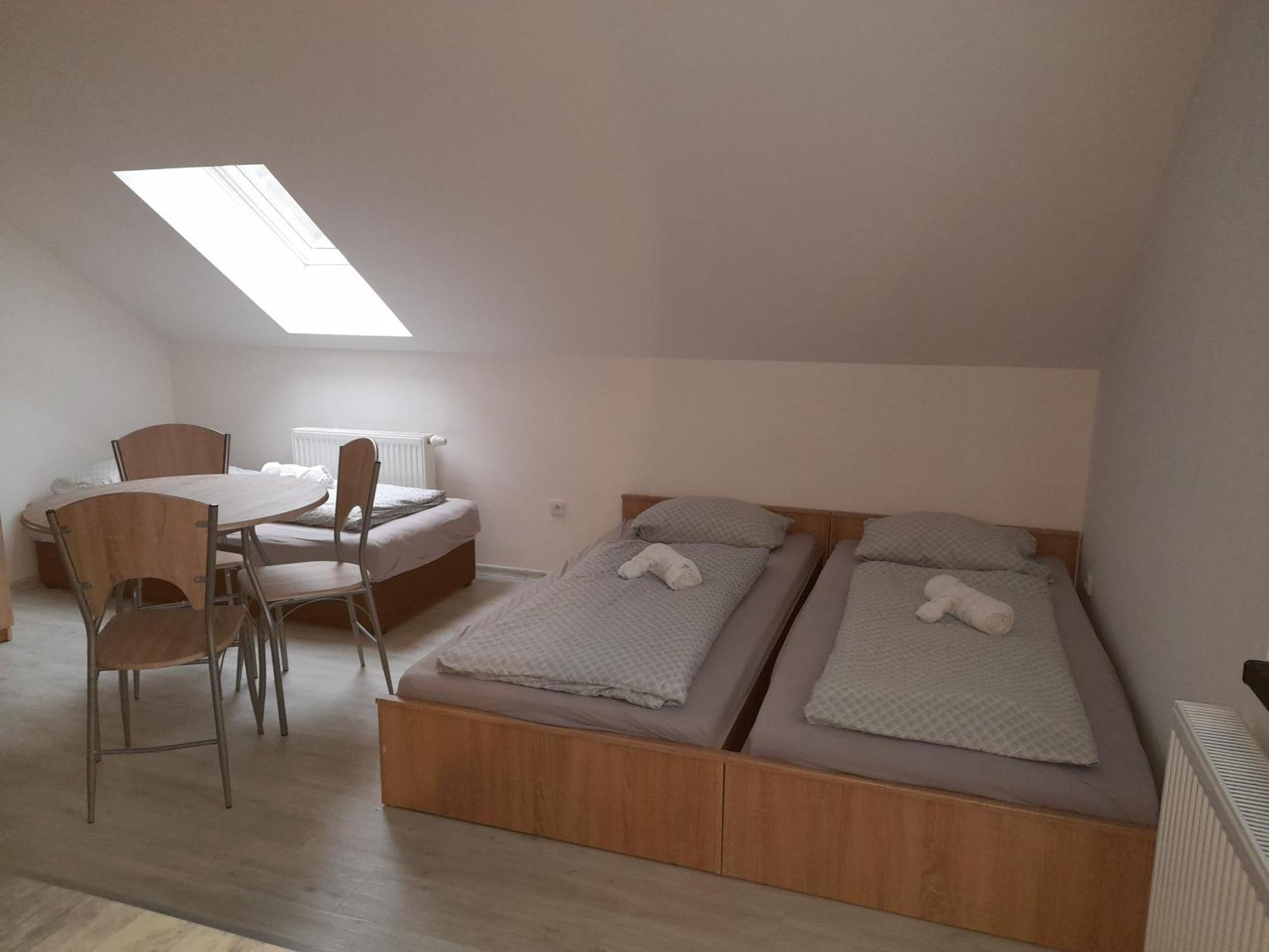 Vinoteka "U Kozu" Hotell Nové Město nad Metují Exteriör bild