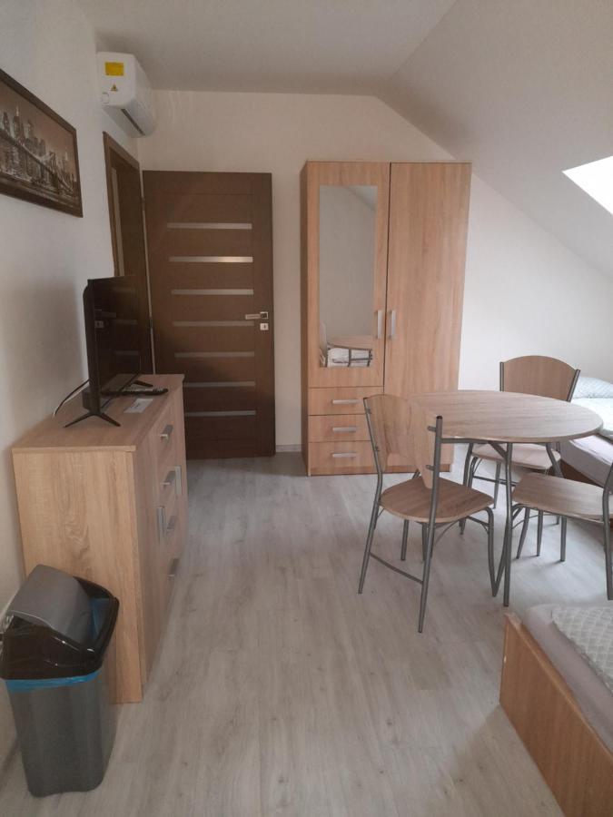 Vinoteka "U Kozu" Hotell Nové Město nad Metují Exteriör bild